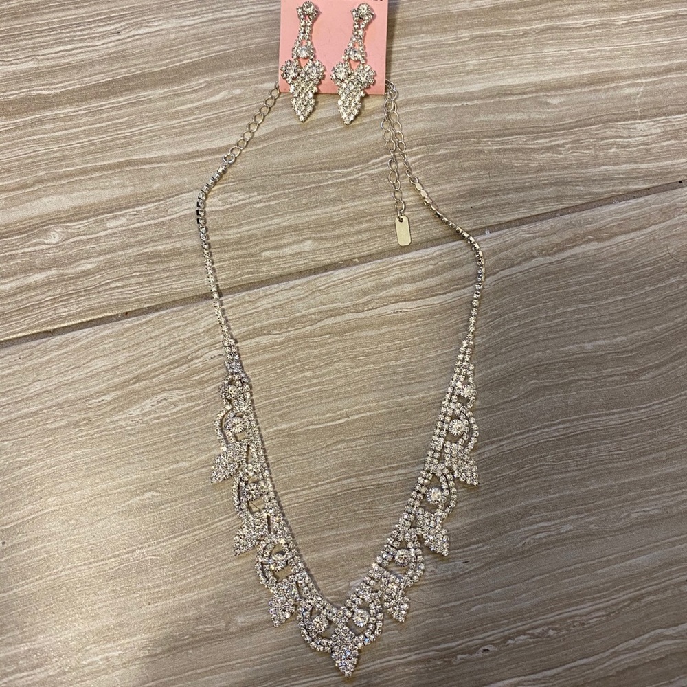 It’s all about accessories necklace & earrings set
